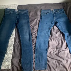 Velour jeans i storleken 31 till höger och 32 till vänster  Kan köpas separat, skriv isf!  Pris kan diskuteras 