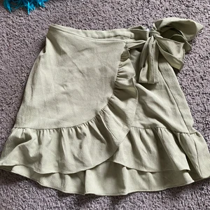 Kjol - En kjol från Vero Moda med en fin ljus lite pastell grön färg💚💚. Jag köpte kjolen av en kompis men den satt inte riktigt som jag ville så jag säljer den vidare. Storlek XS. Kjolens originalpris är 299kr