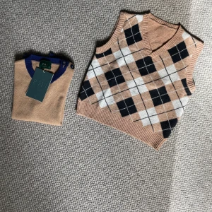 Stickade västar. PHI cashmere - Två beige/bruna toppar/västar. En v-ringad & en med rundad hals. PHI är i cashmere och aldrig använd. Nypris 2000kr