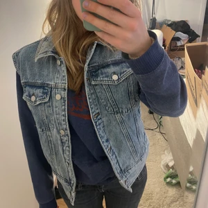 Jeansväst - Jättesnygg jeansväst som jag aldrig använt! Köparen står för frakt💕