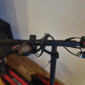 El shooter - Använt skick men är som ny. Laddningsbar och laddare tillkommer. Kör i 45km/h.