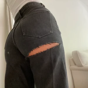 Jeans - As coola jeans, med en detalj precis under rumpan, storlek xs/s aldrig använda 