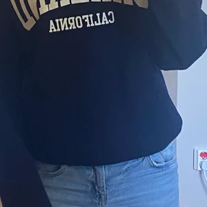 Hoddie - En marin blå Hoodie från SHEIN som har en gul text.
