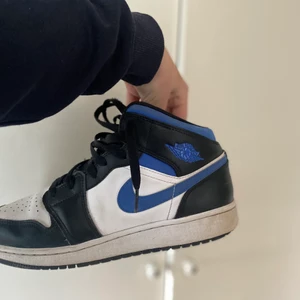 Säljer mina jordans - Säljer mina jordens pgr av att dem inte kommer till användning dem är i storlek 39 min passar mig som är 38 dem är i modellen mid använda fåtal gånger 