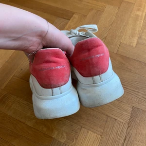 Alexander mcqueen - Väl använde Alexander mcqueen sneakers <3 har många defekter men känns fel att slänga:( de har hål i hälarna och bara allmänt slitna. Har kvar låda och allt! frakt tillkommer på 69kr
