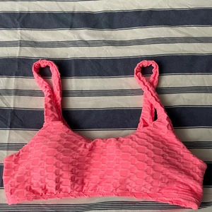 Rosa bikini topp - Oanvänd då den inte passar. Storlek XL men skulle säga att den är mer som en M. Den är från shein!