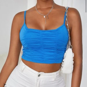 Blå topp  - Säljer denna fina toppen som är i nyskick. Passar perfekt till fest. Frakten ingår inte i priset💙