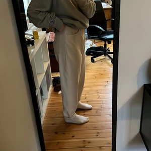 Beige vita jeans super finna💕💕 - Ett par gäte finna högmidjade beige vita jeans i storlek EUR 40 UK 14 Köpte på en second hand  Säljes för 100kr💕