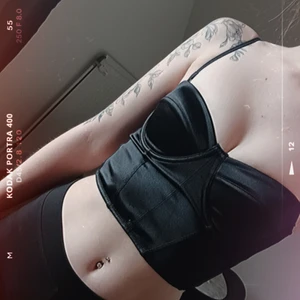 Croptop New Yorker - Knappt använd. Avtagbart axelband. Dragkedja i ryggen.