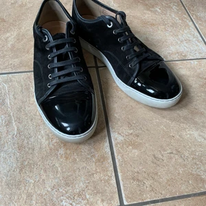 Lanvin storlek 12 - Hej jag säljer mina svarta lanvins i storlek 46 (12uk). Dem är i väldigt bra skick iprincip ny skick, och är köpta på nk Stockholm. Jag har kvar box kvitto och allt kvar. Pris kan diskuteras / byten