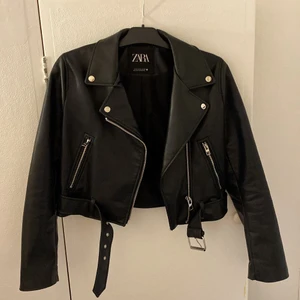 Skinnjacka  - Säljer nu denna skinnjacka från zara! Använd fåtal gånger, fortfarande super fin.✨ storlek är m och är super fin i passform❤️