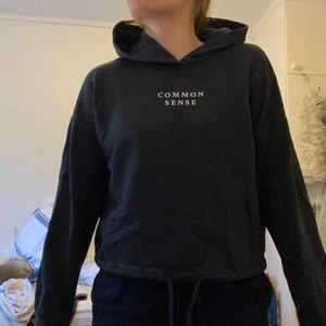 Svart hoodie - Svart/Mörkgrå hoodie från Gina Tricot. Storlek S, men passar även XS och möjligen M. Pris går att diskuteras men köpare står för frakt. 