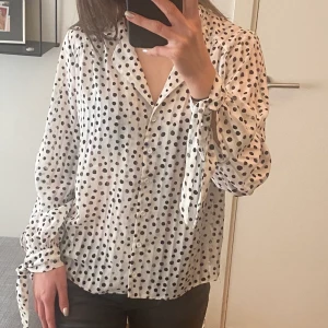 Prickig blus - Jättefin prickig blus från topshop med knytning längst ner på ärmen! Köpare står för eventuell frakt💖