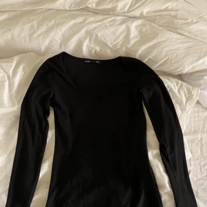 Svart topp - Långärmad rubbat tröja från Lager 157. V-ringad och ganska stum i tyget. Ett litet håll på ena armbågen annars fint skick!