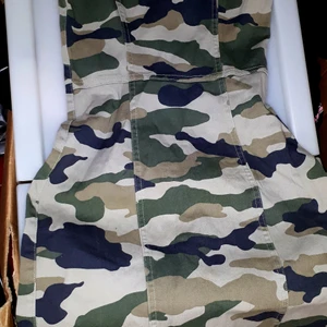 H&M kort klänning - Kort klänning i stretch dragkedja i ryggen. Något stretchig. Camo mönstrad. Fläckfri