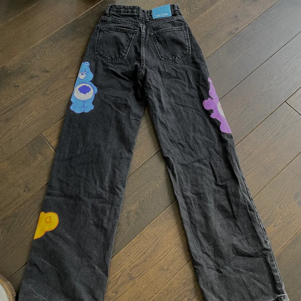 Ett par jätte fina limiter editions byxor från bershkas samarbete med care bears. Använda men i bra skick och inga skador, samt så finns det inga skador på björnarna. Byxorna är i storlek EU 32.. Jeans & Byxor.