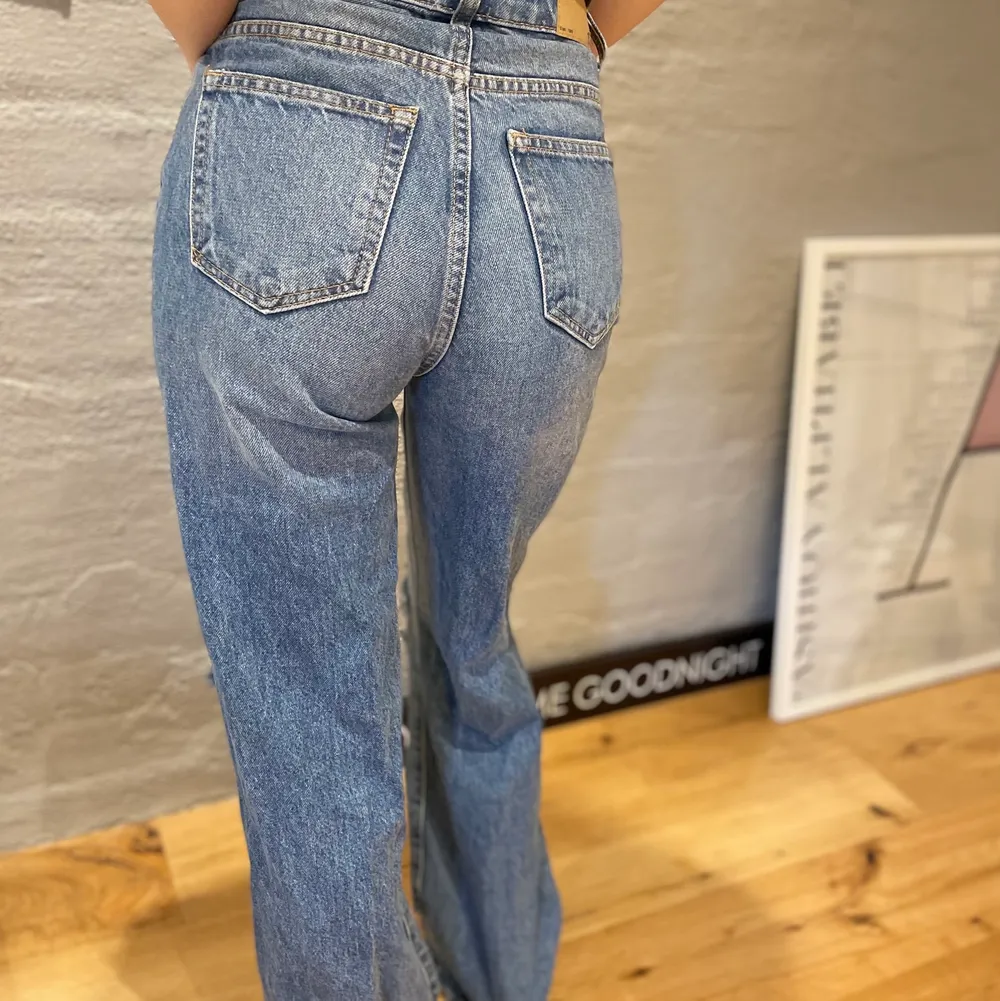 Snygga blåa jeans med hål på knäna i storlek XXS! Använda ett fåtal gånger💕. Jeans & Byxor.