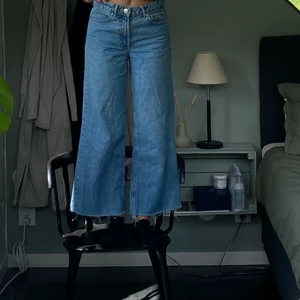 Jeans - Utsvängda jeans från Zara. 