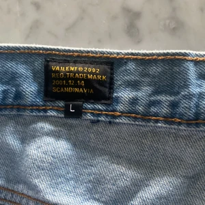 Vailent jeansshorts (L) med fransning - Plagget är i princip oanvänt i storlek large. Shortsen har fransade/trådiga ändar med bronsfärgade knappar.