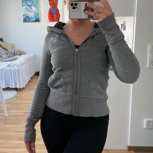 American Eagle Fleecehoodie - Fleecetröja från American Eagle i strl XS och begagnat skick ❤️‍🔥 Fraktas spårbart för 59 kr 💌