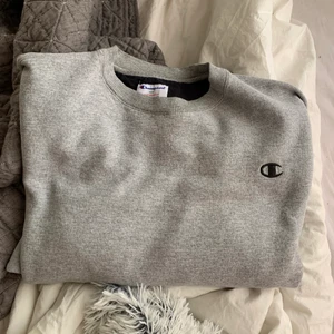 Vintage sweatshirt  - Vintage Champion sweatshirt i väldigt fint skick, strl Xl o sitter snyggt oversized. Frakt tillkommer på 79kr💖