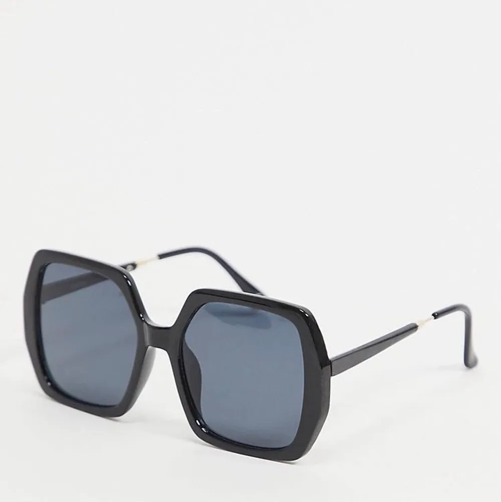 70 tals solglasögon från asos som är helt nya, bara använda en gång och i bra skick. Köpta för 99, köpare står för frakt!. Accessoarer.
