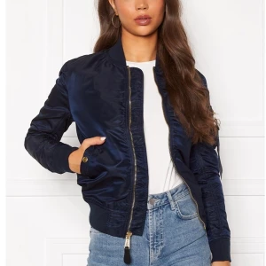 Alpha Indrustries bomberjacka  - Säljer min bomberjacka från Alpha industriers då den inte kommer till användning. Sparsamt använd och i väldigt fint skick.  Nypris är 1799