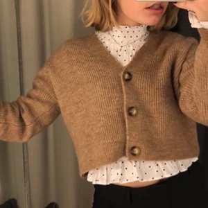 Stickad kofta - Stickad brun kofta från Bikbok. Jag är vanligtvis storlek S men XS passarsuperbra! Tyget är ganska elastiskt så det passar nog en mindre M också 💕💕💕