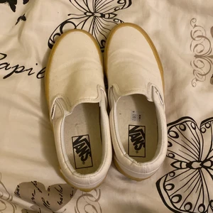 VANS SK8 SLIP ONS (skejtskor) - Skejt skor som aldrig varit använda, det är vans skejt kollektion så dem håller när man skejtar (därför det finns gummi) ORG. PRIS: 799kr   *TRYCK INTE PÅ ”Buy” KNAPPEN* Har ingen bankid kopplad så kan ej få din betalning! 
