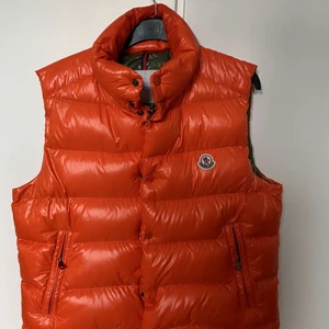 Moncler tibb, Saint Laurent t-shirt  - Moncler tibb Cond: 9/10 Size: 4 Bin: 4200 Bud: 3800  Saint Laurent  Cond: 7.5/10 Size: M Bin: 500