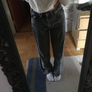 Baggy byxor  - Säljer dessa byxor ifrån nakd som sitter bra och är långa i benen på mig som är 170, skriv på dm vid intresse eller i kommentarerna vid frågor 💗