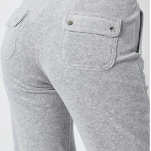 Juicy couture byxor - Heej, säljer mina super fina byxor i storlek xxs. Men är annars väldigt intresserad av att byta emot ett boat juicy byxor i mörkblå i storlek xxs. Säljer/byter mina byxor pga vill ha en annan färg. Kan mötas upp i nacka annars posta.