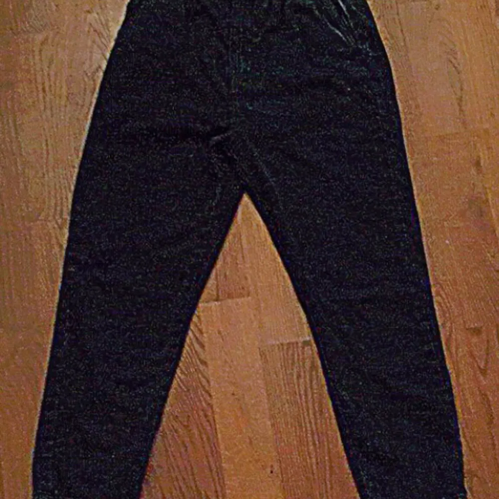 Blommig magtröje linne & ett par svart-gråa utslängda jeans med resår i midjan.. Övrigt.