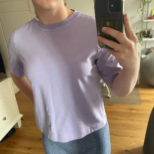 Ljuslila croppad oversized t-shirt Weekday - Ljuslila croppad oversized t-shirt från weekday! Bra skick, passar allt från xxs-m då den är väldigt mjuk och stretchig😊  Pris kan diskuteras vid snabb affär, frakt betalas av köparen.  Skriv gärna om ni har frågor eller vill ha fler bilder!💕