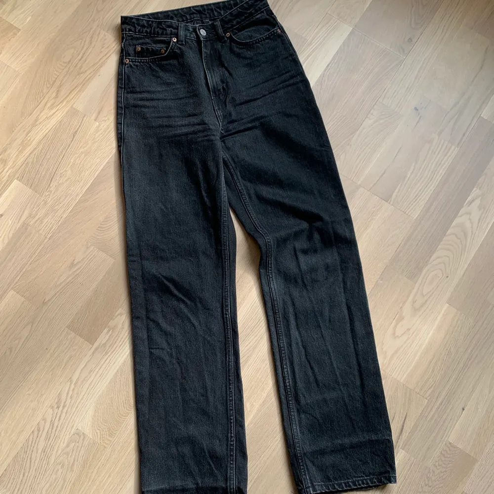 Säljer ett par jeans från Weekday i modellen Row och färgen Echo Black 🤭 Använda men personligen tycker jag dom fått en snyggt använd touch, en liten slitning fram vid gylfen. Storlek 26/32! . Jeans & Byxor.