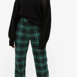 Monki rutiga byxor - Jag säljer dessa fina byxor eftersom de sitter lite för tight på mig för mitt tycke. De passar väldigt bra, men jag föredrar att ha lite lösare kläder och dessa är mer snug. Jag har använt de sparsamt 2 gånger så de är i nästan nyskick😊. 