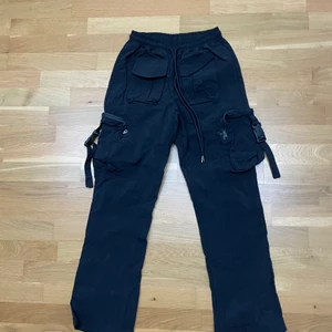Cargobyxor  - Säljer nu dessa cargobyxor som inte längre går att få tag på, helt oandvända. Storlek XS