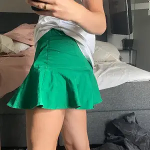 Denna gröna kjol med inbyggda shorts är såååå fin! Storlek S och har dragkedja som gör att den sitter snyggt lågmidjat oclså!! 
