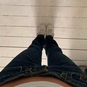 Mörkblåa lågamidjade bootcut jeans som är lite för långa för mig som är 165. skriv till mig för fler bilder!!💖