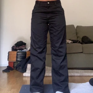 Svarta byxor - Säljer dessa för att de inte används:) Storlek 28x30
