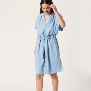 Klänning från Soaked In Luxury - Helt ny klänning i storlek XS, skulle även passa en S. Som sagt aldrig använd så lappen är kvar. Nypris:899,95:- men säljer den för 500:- då det är årets ”kollektion” + frakt 🥰 *lånade bilder*