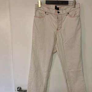 Storlek W.34 L.34 Vita jeans med röda detaljer Vid fler frågor kom dem 
