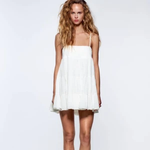 Zara Klänning  - Populär zara klänning i storlek xs! Köpte för 400 säljer för 350 (+ eventuell frakt)  💓 oanvänd! Skriv för mer info 💓💓💓