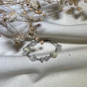 ✨ Handgjord ring med vita pärlor ✨ Ca 2 cm I diameter ✨ Frakt 12 kr, kan även samfrakta ✨