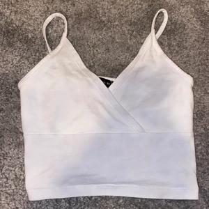 croptop  - ⚠️frakten är 45kr⚠️ engångs använd v-ringad croptop, jätte bra skick! den är vit med en LITEN glans av blå i vissa ljus.