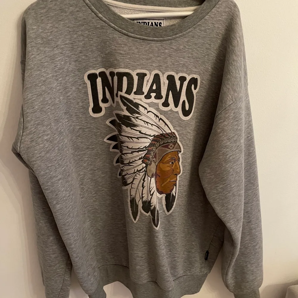Superskön och oversized sweater från Indians. Tryck på magen och baksidan av ärmen. Tröjor & Koftor.