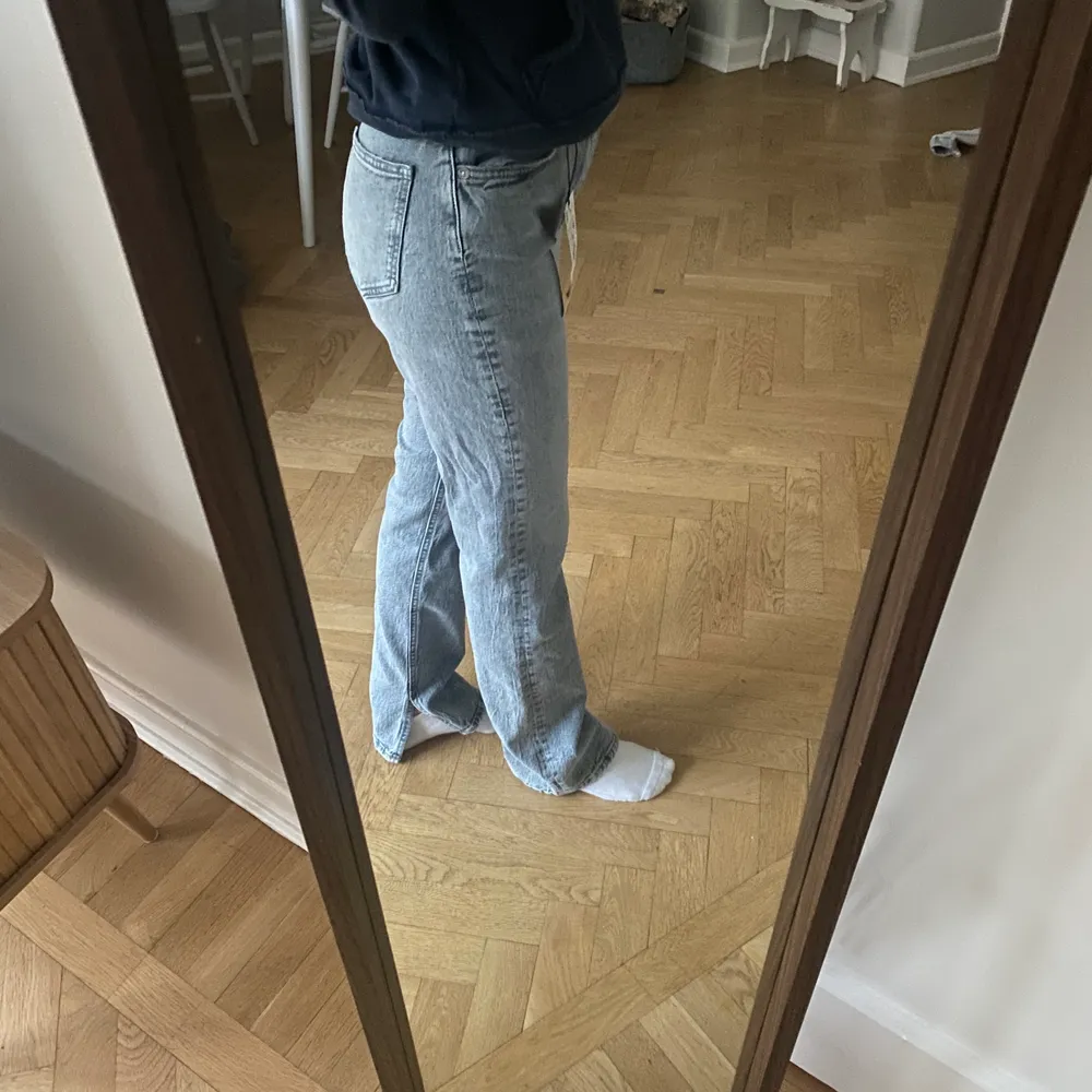 Helt nya och oanvända zara jeans som tyvärr är för små i midjan för mig. Dem är i en straight modell med slits nedtill och är lite långa för mig som är 168cm. De är i storlek 36.  hör av er vid fler frågor💘💘. Jeans & Byxor.