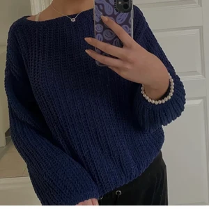 Marinblå tröja  - Säljer nu denna super fina marinblåa stickade tröjan🖤 så fint och skönt material🖤 passar parfekt till sena sommar kvällar eller vindiga dagar🖤 super snygg passform också🖤