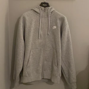 Nike Zip hoodie storlek M - Säljer min Nike tröja som jag aldrig använt då den är för stor. Nypris 600. Frakt tillkommer. Byte skulle kunna vara intressant.