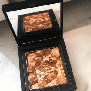 Makeupstore bronzing powder - Endast testad. Färgen ”turtle”. Går att använda som solpuder. Säljs inte längre någonstans. Dock har översta delen på locket vikt sig utåt. Nypris 395kr. Skickas spårbart.